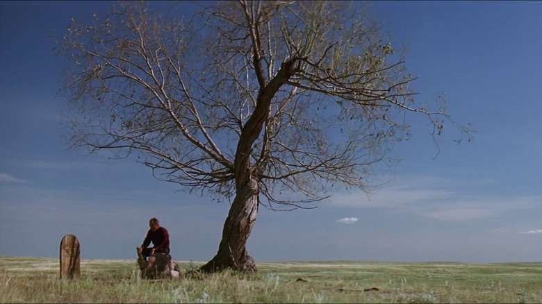 William Munny stând lângă un mormânt în neiertarea