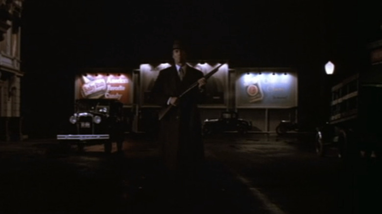 Locotenentul lui Clint Eastwood, Speer merge pe centrul unei străzi, țineți o armă în căldura orașului