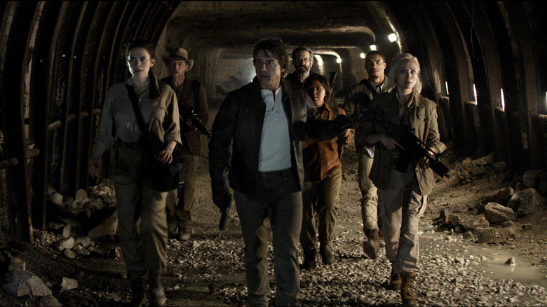 Ethan și echipa FMI care se plimbă printr -un tunel