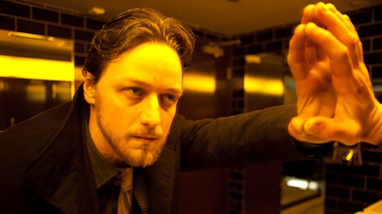 Bruce Robertson se uită într -o oglindă în murdărie