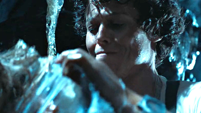 Ripley smulgând goo -ul păstrându -l pe Newt prins în extratereștri