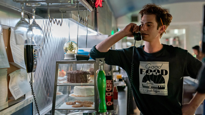 Jonathan Larson (Andrew Garfield) se află la un blat de restaurant și ține un telefon cu cordon în căpușă, bifați ... boom!