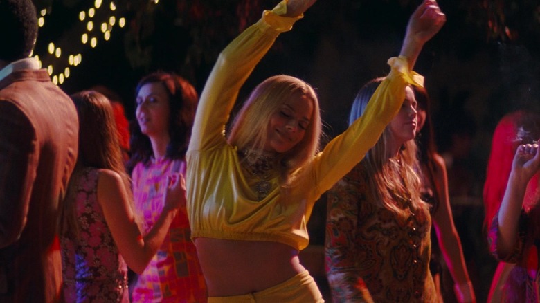 Margot Robbie în rolul lui Sharon Tate dansează la petrecere în Once Upon a Time la Hollywood