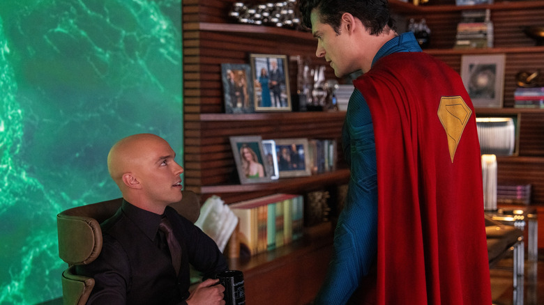 David Corenswet în calitate de Superman și Nicholas Hoult ca Lex Luthor vorbind în Superman (2025)