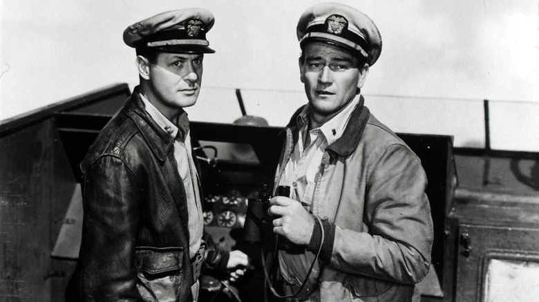 John Wayne în calitate de locotenent Rusty Ryan și Robert Montgomery în calitate de locotenent John Brickley, care așteaptă cu nerăbdare să fie cheltuiabile