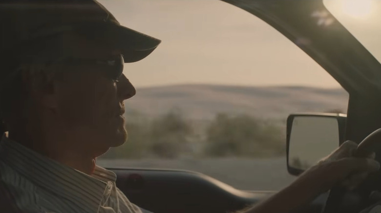 Earl Stone conducând în catâră