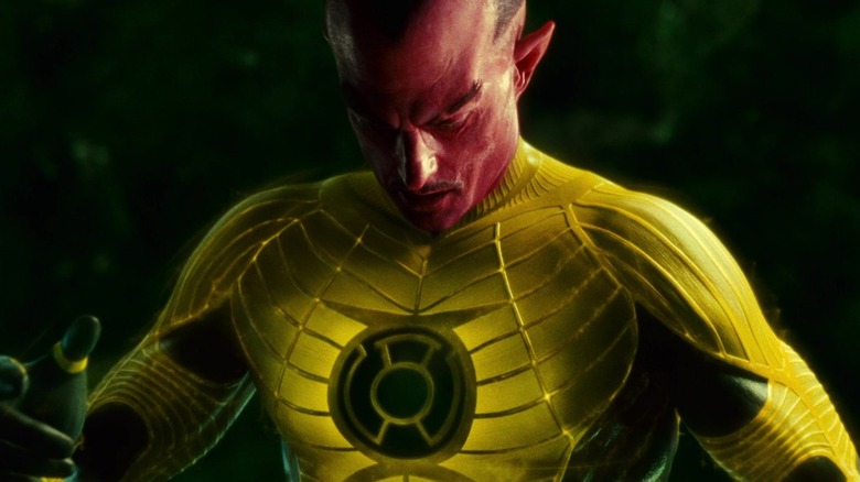 Sinestro devenind Lanterna galbenă în Green Lantern.