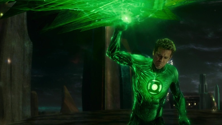 Lanterna verde pe o lucrare extraterestră, care țineau cristale verzi mari deasupra capului în Green Lantern.