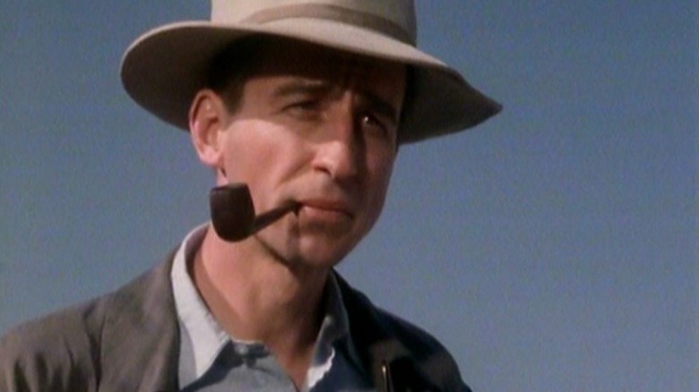 Robert Oppenheimer fumând o țeavă în miniseria din 1980 Oppenheimer.