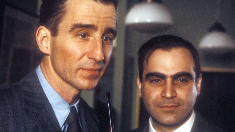 Oppenhimer și un alt om de știință în miniseria din 1980 OppeHenheimer