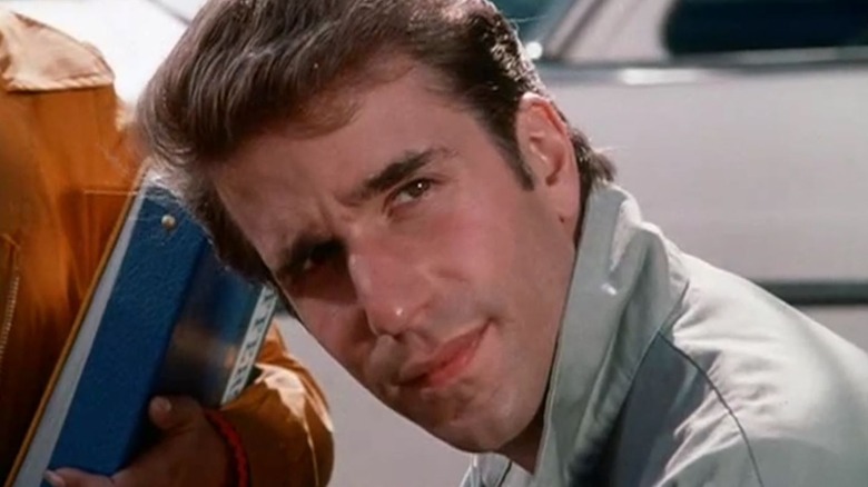 Henry Winkler ca Fonzie arătând intrigat în zile fericite