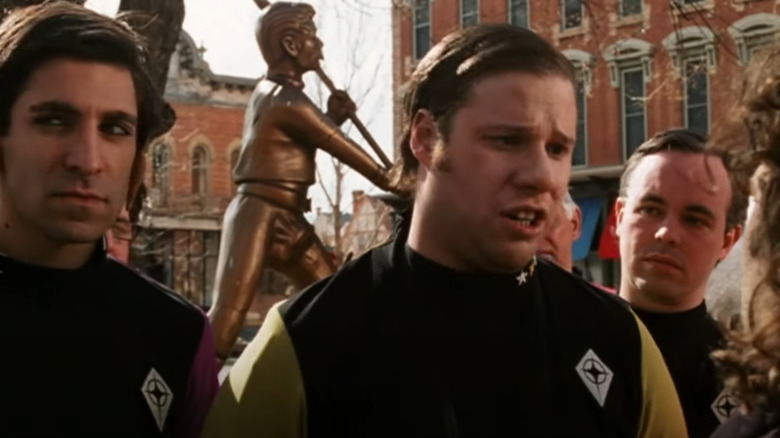 Seth Rogen ca un fan obsesiv al lui Trek în fanboy, în fața unei statui false Kirk