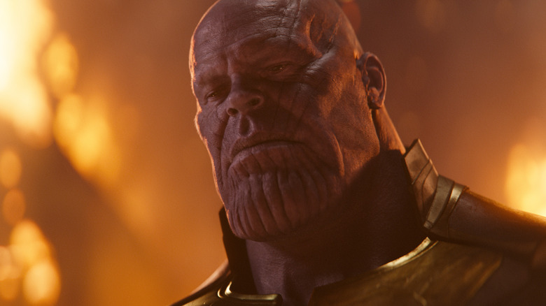 Josh Brolin ca Thanos stând intimidant în mijlocul daunelor colaterale în 