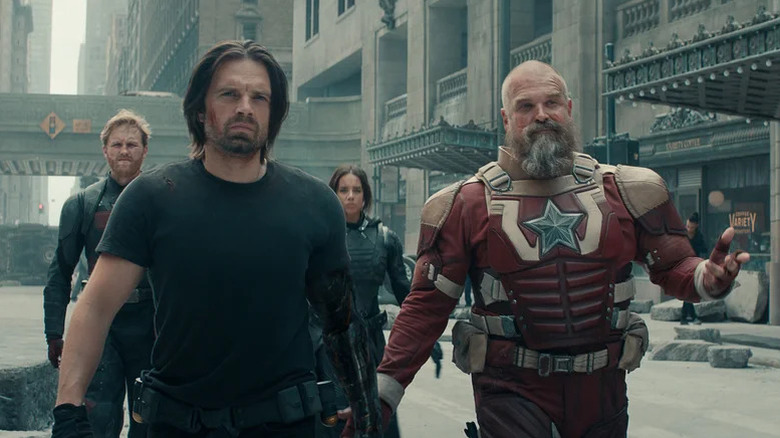 Wyatt Russell în calitate de agent american, Sebastian Stan în rolul lui Bucky Barnes, fantoma lui Hannah John-Kamen și David Harbour în rolul Roșului de pe stradă în Thunderbolts
