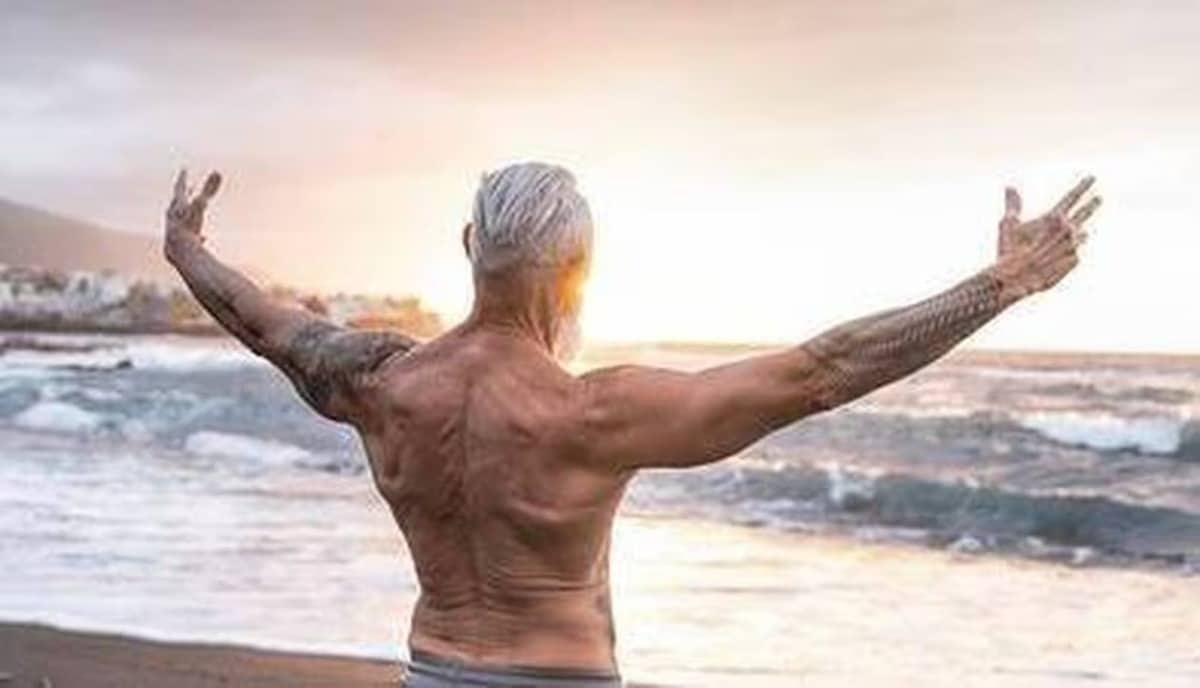 93歳の彼は40歳の男の体を持っており、彼の信じられないほどの形の秘密を明らかにします