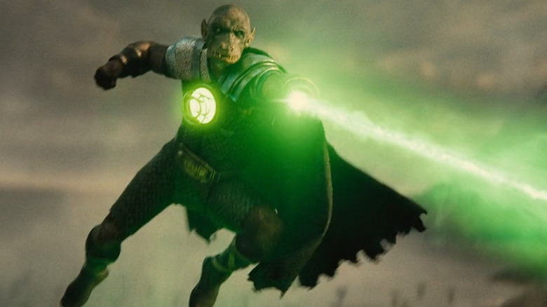 David Decio în calitate de membru Green Lantern Yalan Gur care zboară prin aer în Liga Justiției lui Zack Snyder
