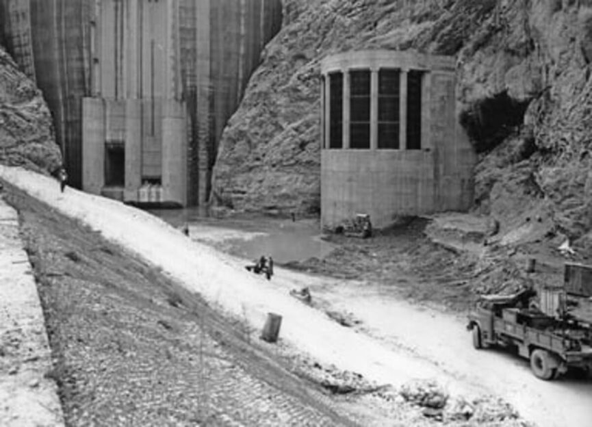 Priza de apă la 40 m în amonte de baraj