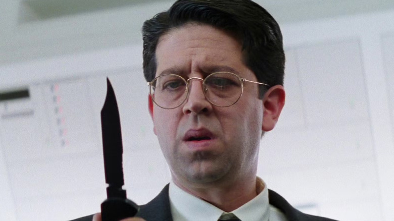 Tânărul William Donloe ține un cuțit în prima misiune: film imposibil