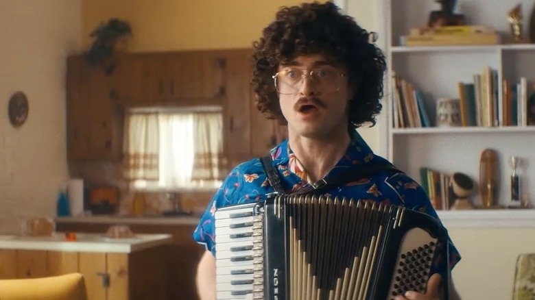 Daniel Radcliffe în rolul lui Al Yankovic se balansează pe acordeon în Weird: The Al Yankovic Story