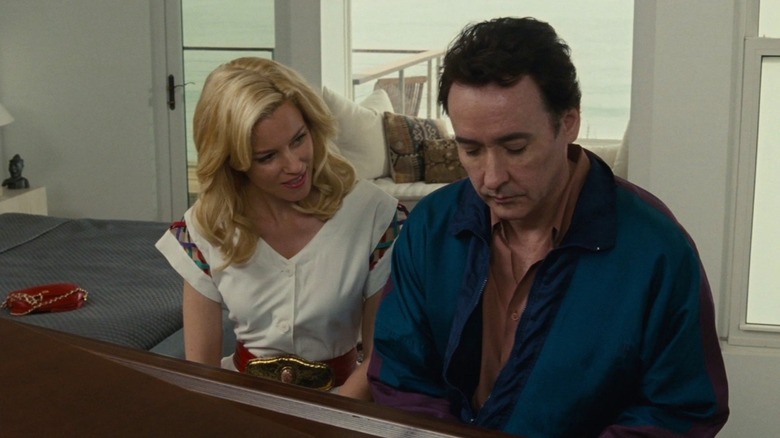 John Cusack ca Brian Wilson stă la un pian cu Elizabeth Banks ca Melinda Ledbetter în Love & Mercy