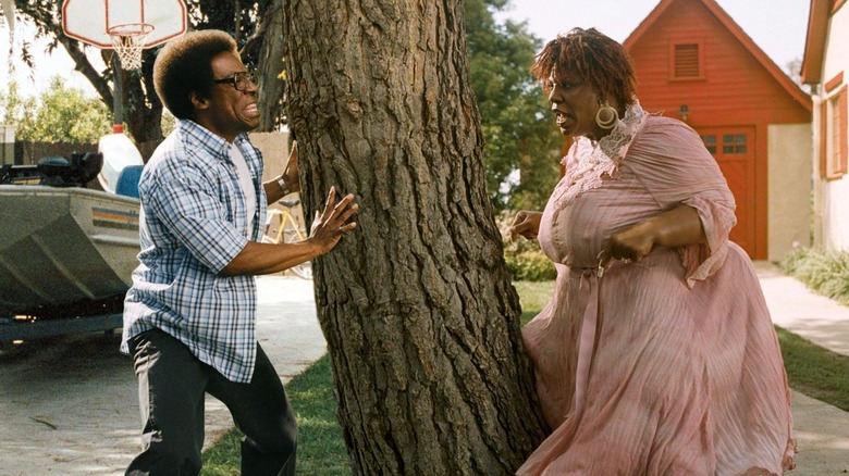 Norbit și Rasputia care rulează în jurul unui copac din Norbit
