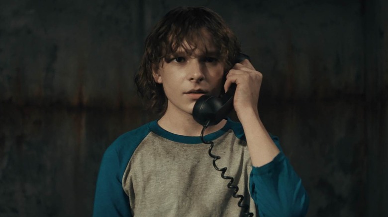 Mason Thames pe telefonul negru