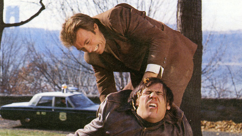 Clint Eastwood în rolul lui Walt Coogan arestând violent un suspect în Coogan's Bluff