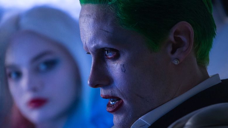Joker (Jared Leto) se află chiar lângă Harley Quinn (Margot Robbie) în