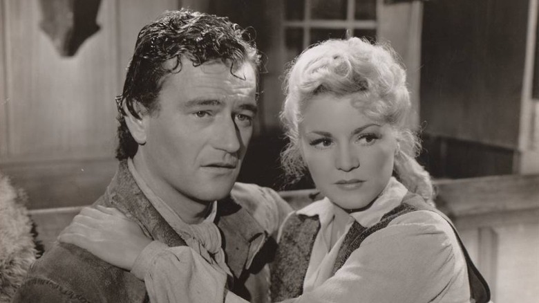 John Wayne în rolul lui James Smith și Claire Trevor în timp ce Janie MacDougall împărtășesc o îmbrățișare în revolta Allegheny