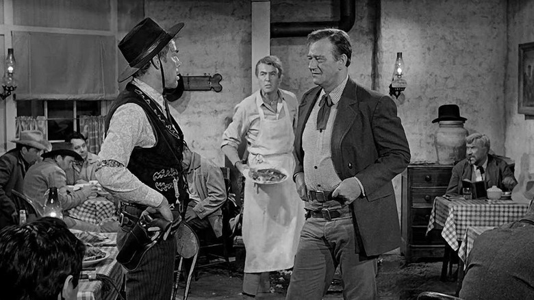 Tom Doniphon al lui John Wayne se confruntă cu Liberty Valance lui Lee Marvin