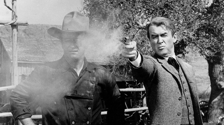 James Stewart ca Ransom Stoddard învățând să împuște în omul care a împușcat Liberty Valance