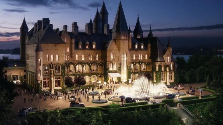 Conacul fastuos al lui Jay Gatsby, la care participează participanții la The Great Gatsby al lui Baz Luhrmann.