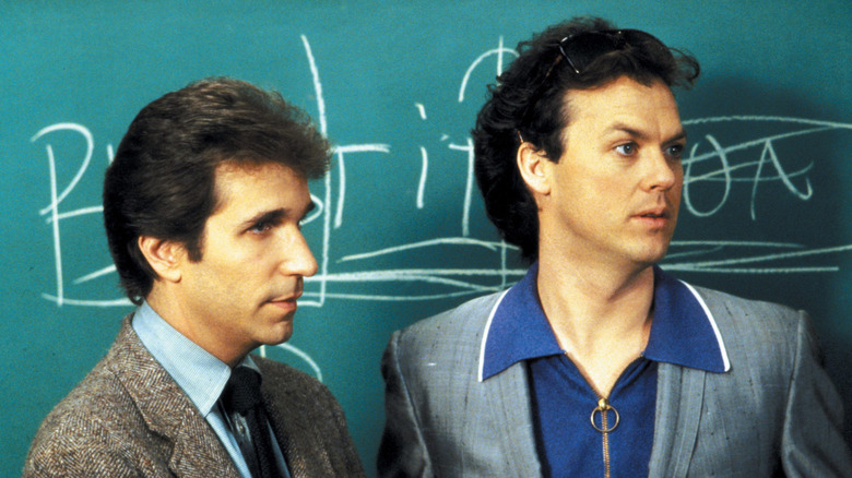 Chuck Lumley de la Henry Winkler și Bill Blazejowski al lui Michael Keaton, în fața unei tablouri din schimbul de noapte al lui Ron Howard.