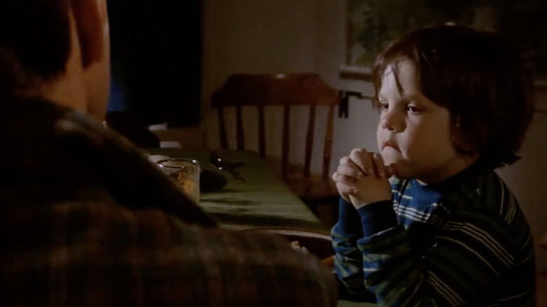 Brody și Sean la masa de cină în fălci