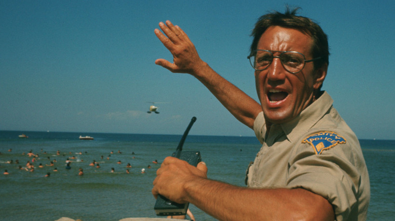 Șeful Brody semnalând pe plajă în fălci