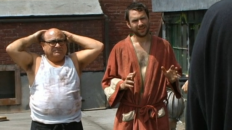 Danny DeVito în rolul lui Frank Reynolds și Charlie Day în rolul lui Charlie Kelly pe It's Always Sunny in Philadelphia