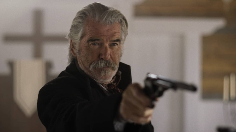 Pierce Brosnan în timp ce Gabriel Dove își ținea pistolul în trinitatea nesănătoasă