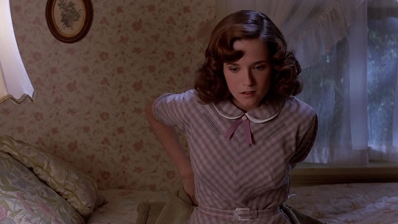 Lea Thompson în rolul Lorrainei stând pe patul ei înapoi la viitor