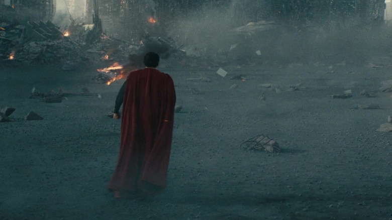 Supermanul lui Henry Cavill se pregătește să ia zborul pe fondul molozului în Om of Steel