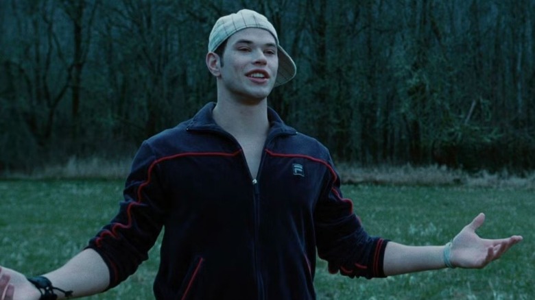 Emmett Cullen de la Kellan Lutz, purtând o șapcă de baseball în amurg