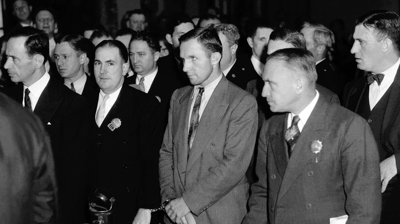 Bruno Richard Hauptmann stă în instanță acuzat că l -a ucis pe Charles Lindbergh Jr.