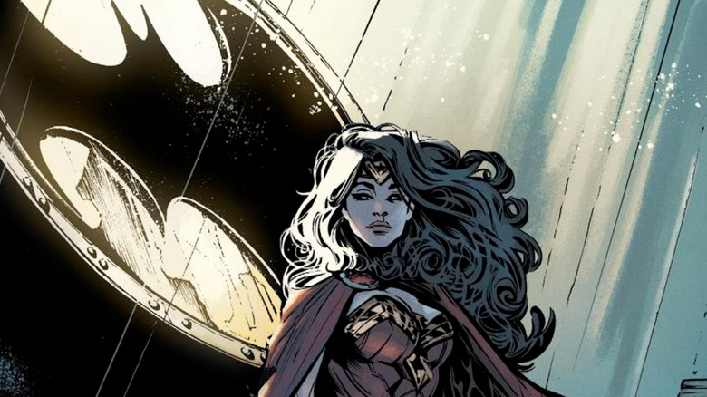 Wonder Woman care stă în fața semnalului de lilieci, în timp ce comisarul Gordon privește în Batman #39
