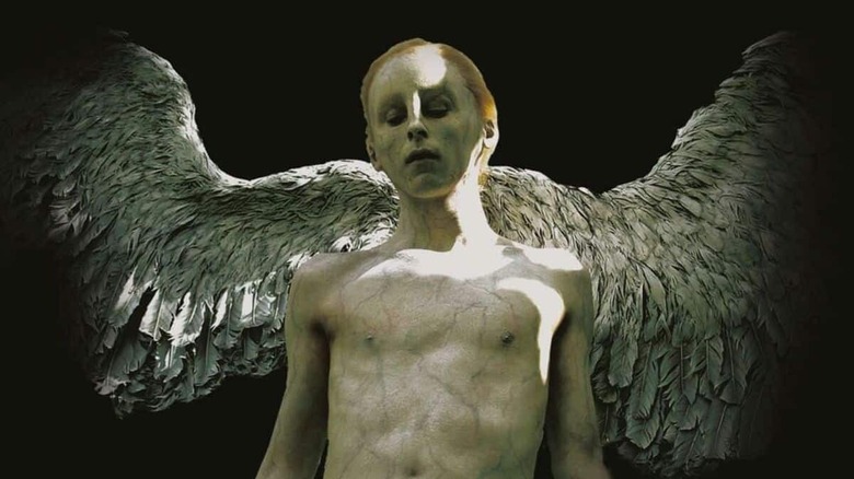 Christopher Redman ca o creatură asemănătoare îngerului în episodul Burns Burns din Masters of Horror