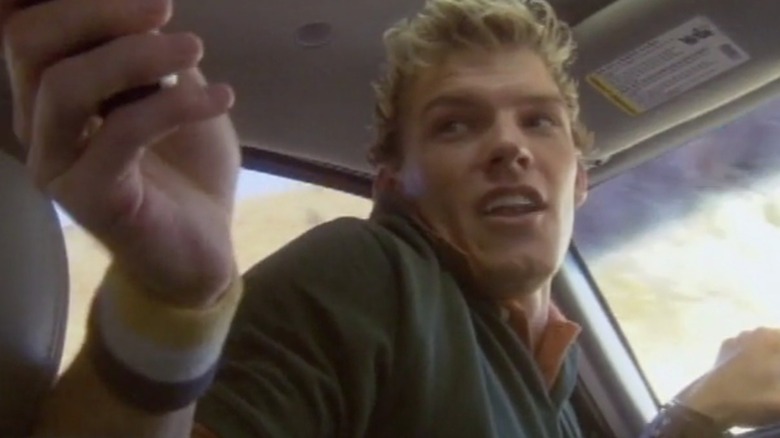 Alan Ritchson în timp ce Mark se uită în spatele lui în timp ce conducea în măcelar