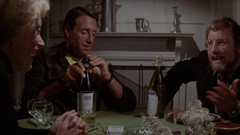 Ellen, Martin și Hooper stând la o masă în fălci