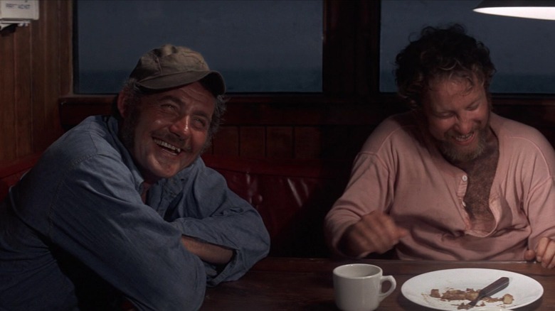 Quint și Hooper zâmbind și râzând în fălci