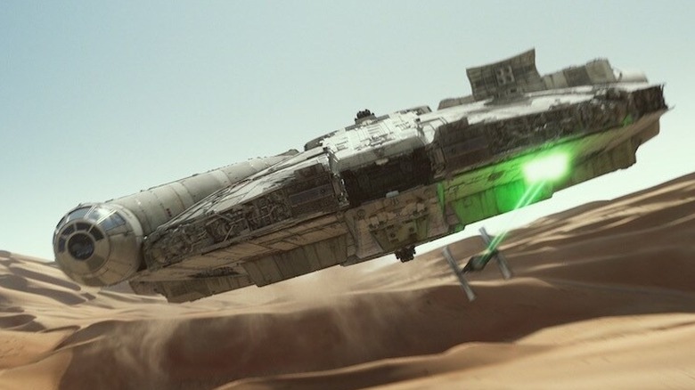 Falconul Millennium care a scăpat de la Fighters Tie pe Jakku în Star Wars: The Force Awakens