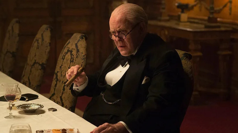 Winston Churchill al lui John Lithgow fumând un trabuc pe coroană