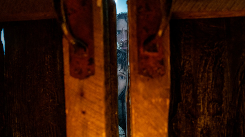 Spike și Jamie privind printr -o ușă