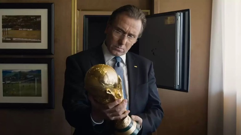 Sepp Blatter care deține un trofeu al Cupei Mondiale în Pasiuni Unite